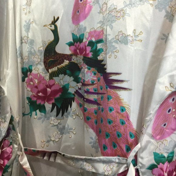 Stunning New with tags 100% Satin peacock print dressing gown - Picture 6 of 7